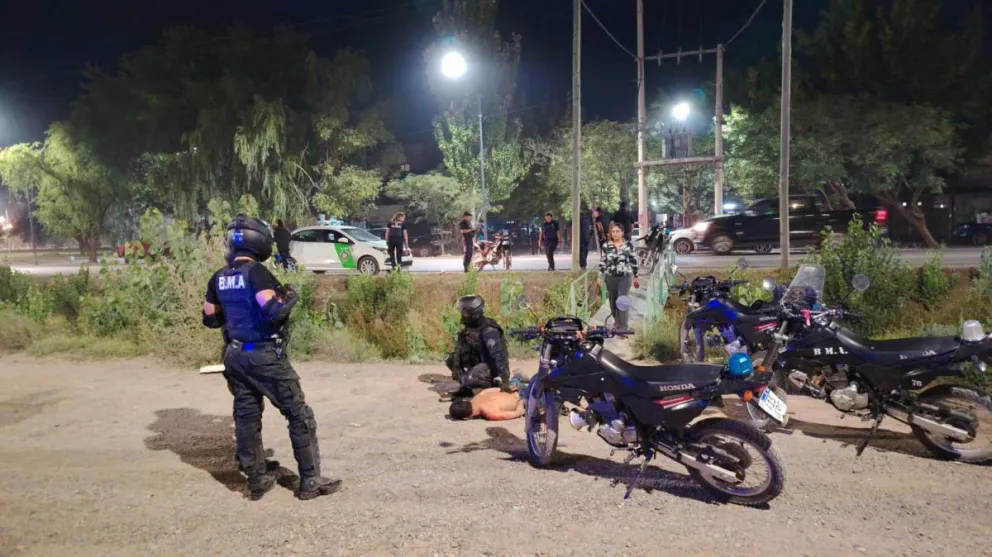 El ladrón se bajó del auto e intentó escapar corriendo, pero fue detenido en la esquina de Villa Regina y Julio De Caro. Foto: Policía de Río Negro.