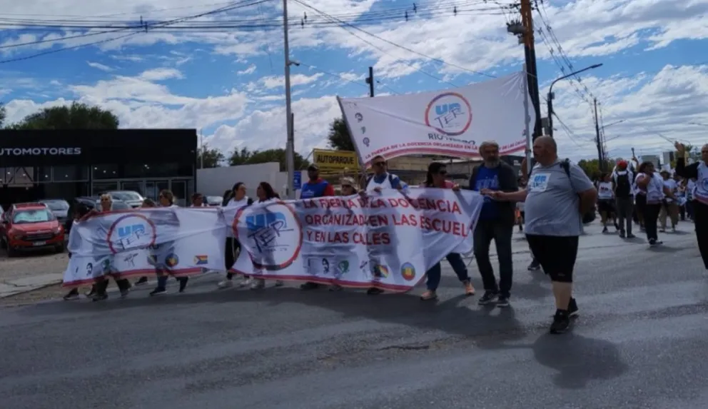 Docentes llevaron el reclamo al puente carretero y hubo tránsito lento por la mañana. Foto gentileza Unter Cipolletti