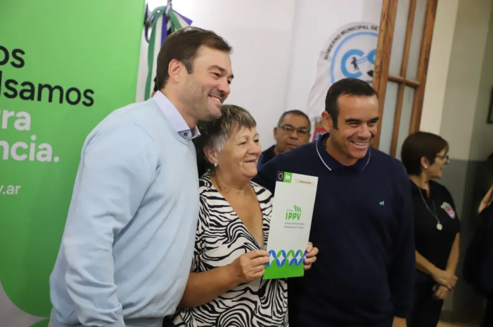 Vecinos de Cipolletti, Fernández Oro y Cinco Saltos recibieron los títulos de propiedad de sus casas del IPPV / imagen gentileza