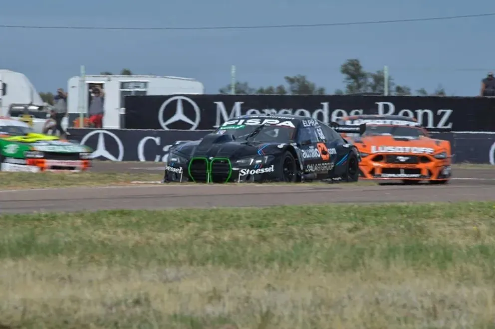 Santero marca el ritmo en Viedma. Fotos: Emanuel Mirenghi para NoticiasNet.