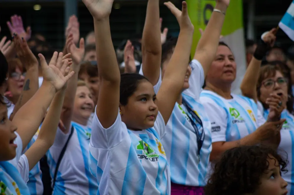 Galería de imágenes: emoción, deporte y récord de participantes en la Corrida de Cipolletti. Foto Daniela LuJán 