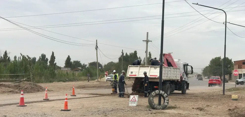 Además, hoy lunes continuó el trabajo sobre las calles Perón e Illia por el refuerzo de la red de gas natura / imagen gentileza