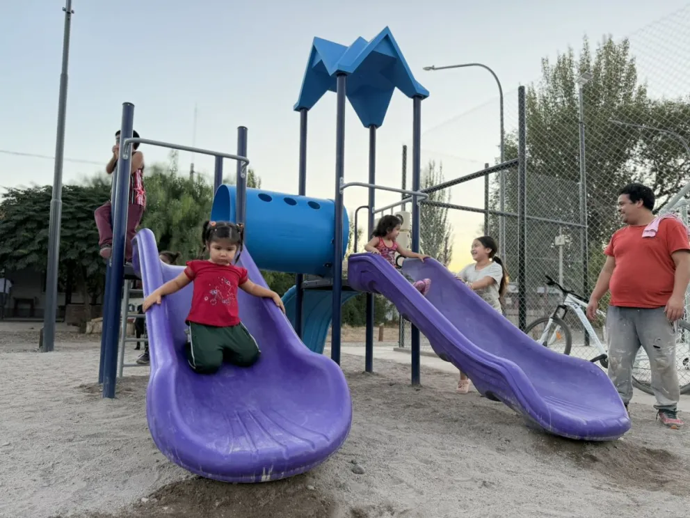 El espacio recreativo que incluye canchas, juegos infantiles, iluminación LED y equipamiento para actividad física al aire libre.