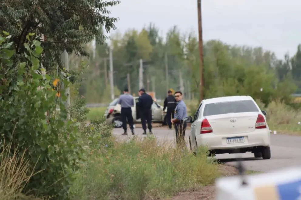 El siniestro ocurrió temprano en la mañana en la zona del puente Palermiti, cuando un auto que se dirigía hacia Regina terminó dentro del canal. Foto: Tania Domenicucci-ANR