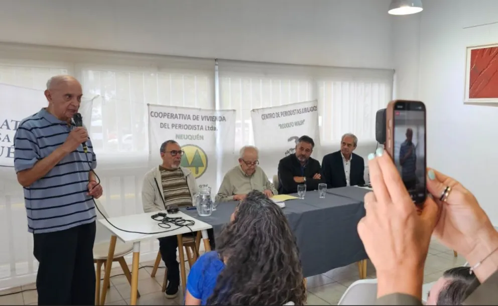 Víctor Hugo Reinoso, uno de los impulsores de la causa judicial por usurpación, durante el encuentro en que presentaron la demanda judicial. Foto: gentileza.
