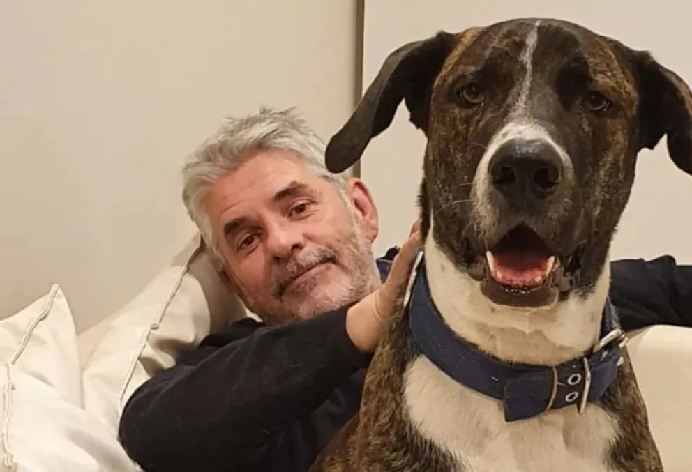 Albrieu junto a su mascota que lo acompaña en muchas de sus actividades cotidiana. Foto: Facebook