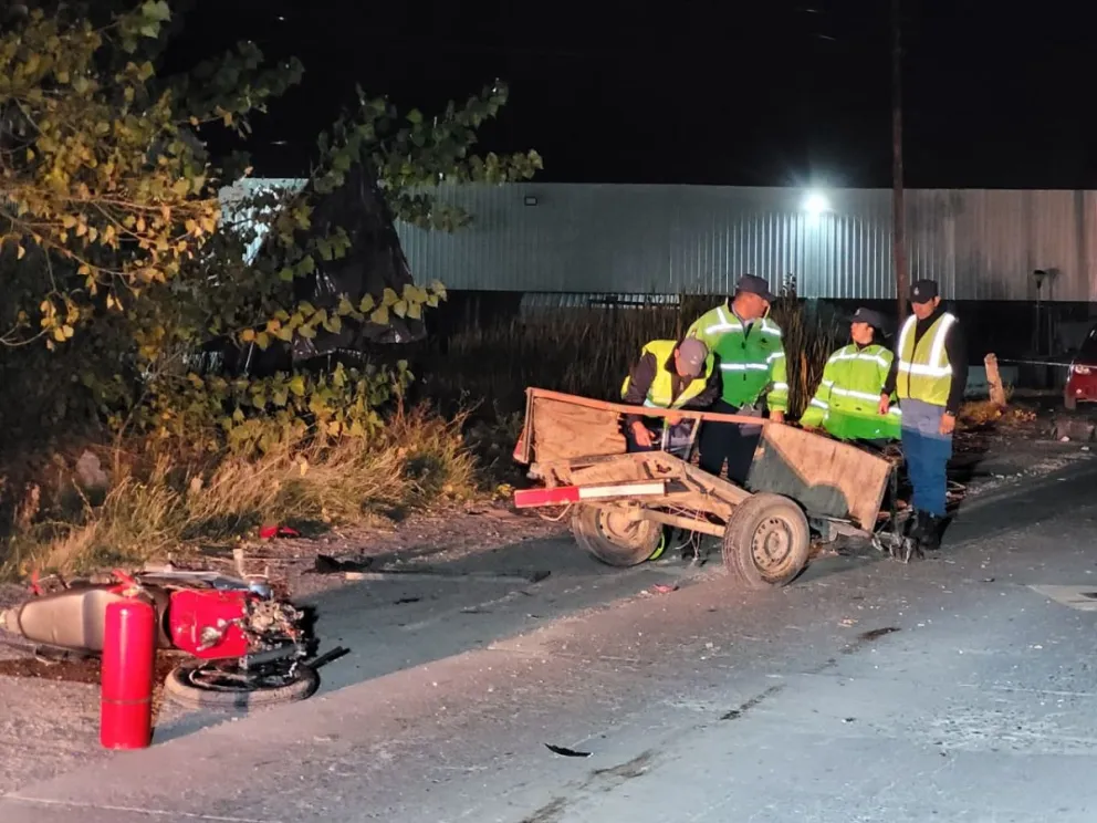 La tragedia se produjo el 5 de mayo de 2024 en uno de los accesos a Centenario. El carrito se desprendió de la camioneta, cruzó de carril e impactó sobre la moto que conducía Agustín Alvarado. Foto: gentileza Centenario Digital.