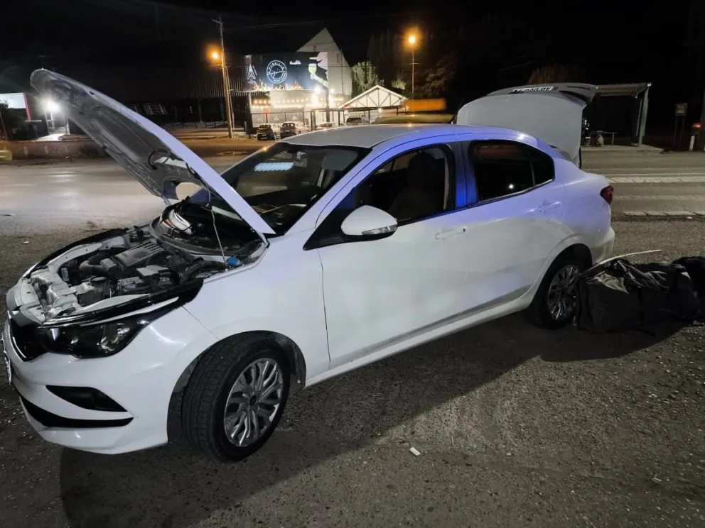 El Cronos tenía la numeración adulterada en el motor, el chasis y en los cristales. Además, la tarjeta verde también era trucha. Foto: Policía de Río Negro.