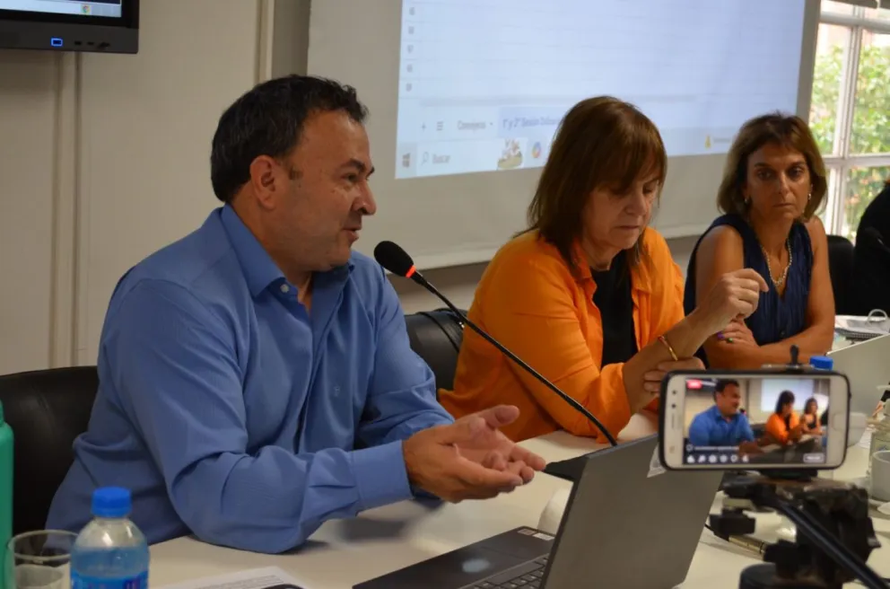 Elecciones en la UNCo: la rectora Gentile (centro), y el vice, Paul Osovnikar (izq), no irán por un nuevo mandato. Foto: Prensa UNCo.