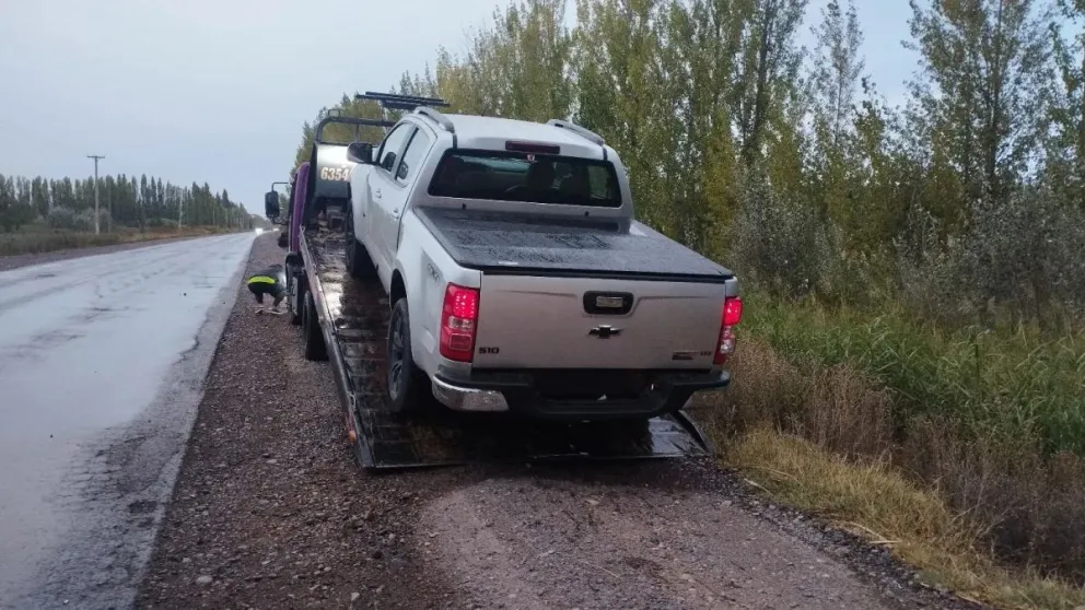 Luego de una persecución por más de 6 kilómetros, la camioneta pudo ser interceptada por un móvil policial. Foto: Policía Río Negro.