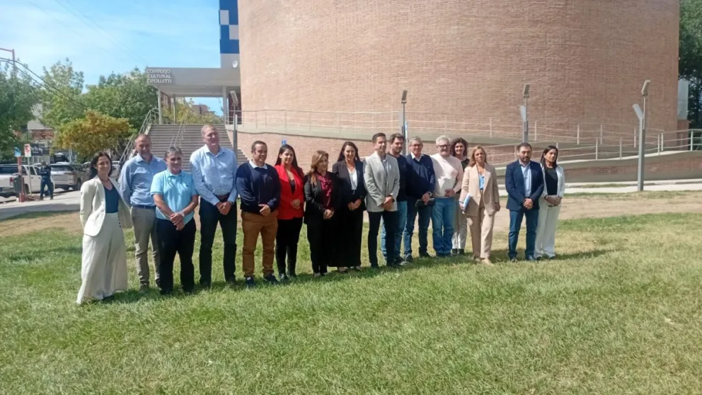 El encuentro se realió en el Complejo Cultural Cipolletti (Fernández Oro 57) y estuvo encabezado por el Ministro de Gobierno y Trabajo, Agustín Ríos, junto a los intendentes. Foto gentileza