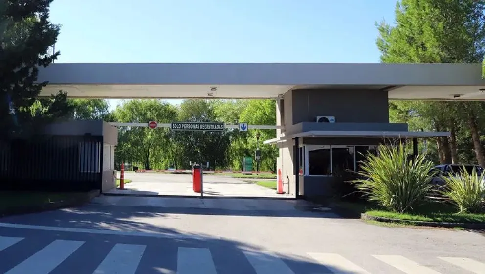 Se trata de propiedades que en algunos casos superan los 350 metros cuadrados, equipadas con sistemas de climatización permanente, grandes piscinas climatizadas. Foto Sebastian Fariña Petersen