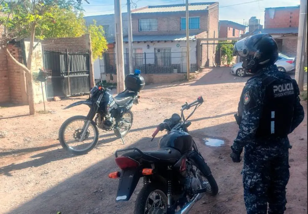 El joven se había refugiado en la casa de su madre; finalmente, se entregó voluntariamente. Foto: Policía de Neuquén.