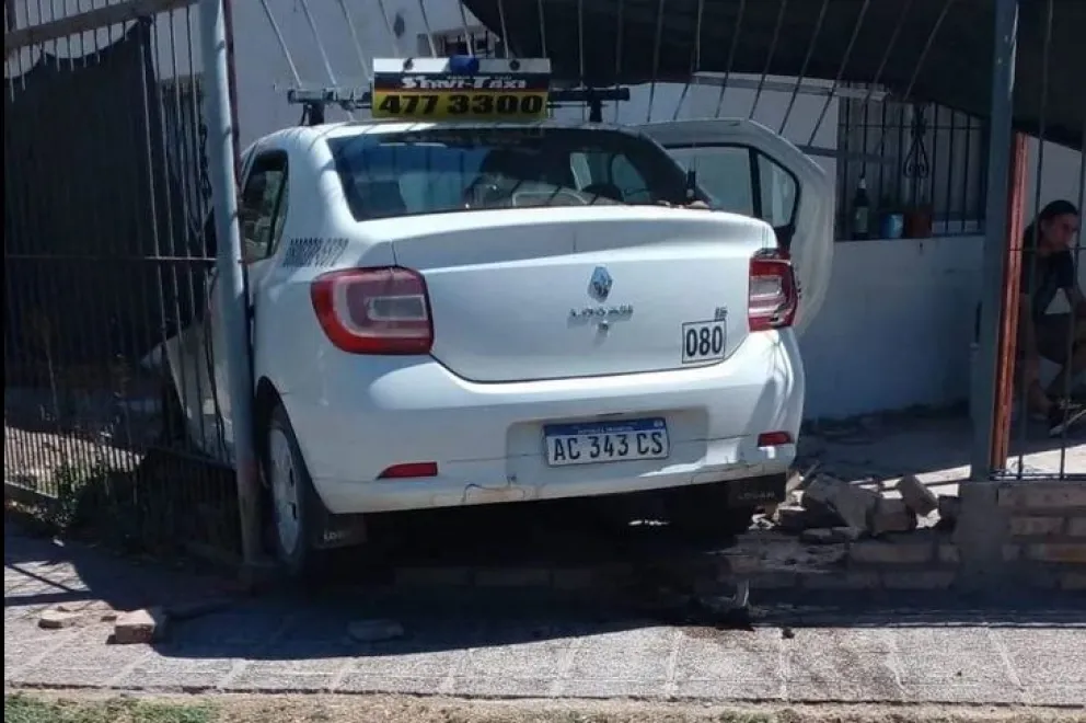 El taxi chocó contra el Fiat, hizo un trompo y terminó en el interior de una vivienda. Foto: gentileza.