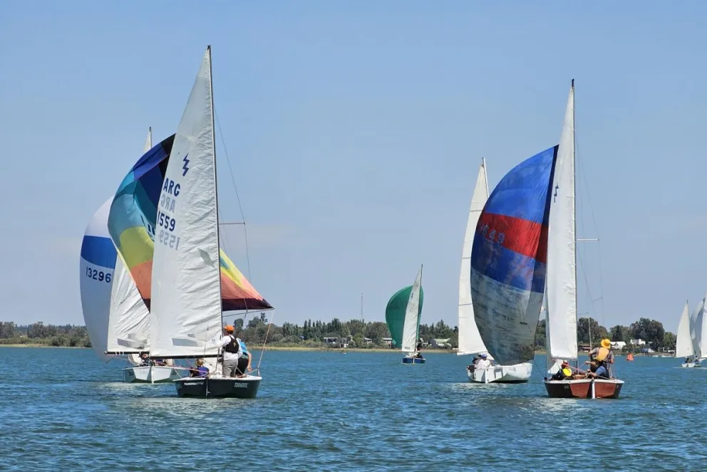 El club Naútico sostiene desde hace una década una escuela gratuita de vela destinada a chicos de entre 7 y 15 años, que reúne a más de 30 participantes cada sábado. Foto redes sociales