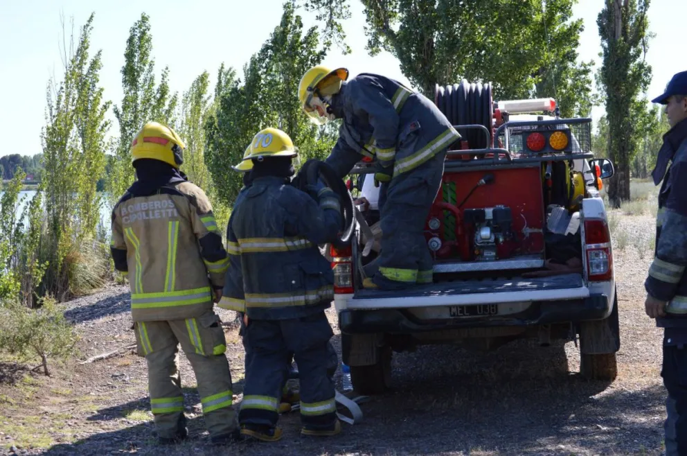 Las llamas se expandieron rápidamente; los bomberos impidieron que se propagaran a viviendas vecinas. Foto: archivo.