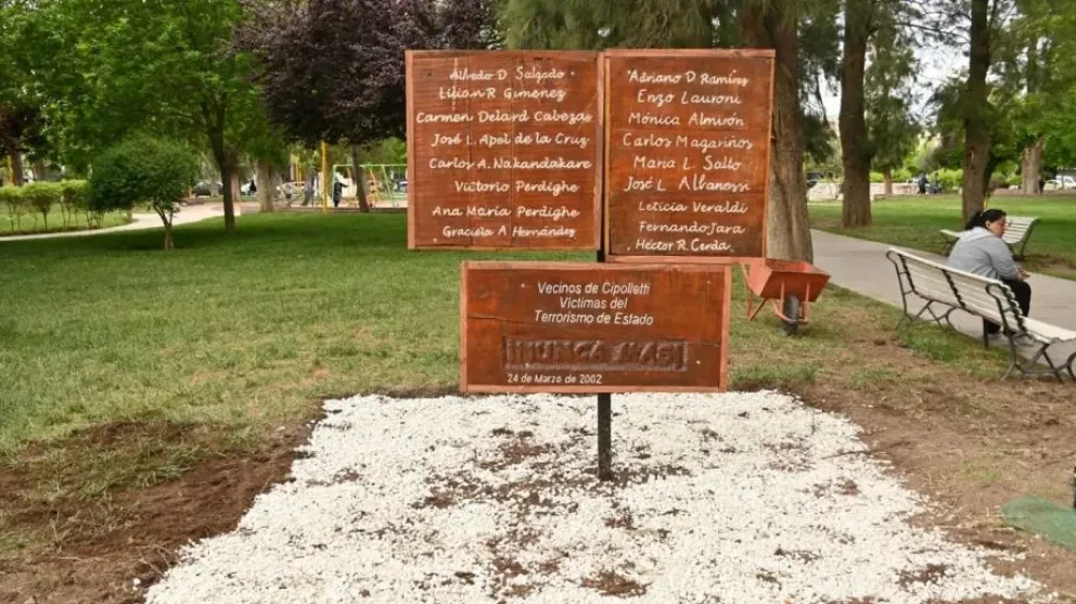 El memorial de Cipolletti y su lista de vecinas y vecinos que fueron secuestrados, víctimas del terrorismo de Estado. Foto: archivo.