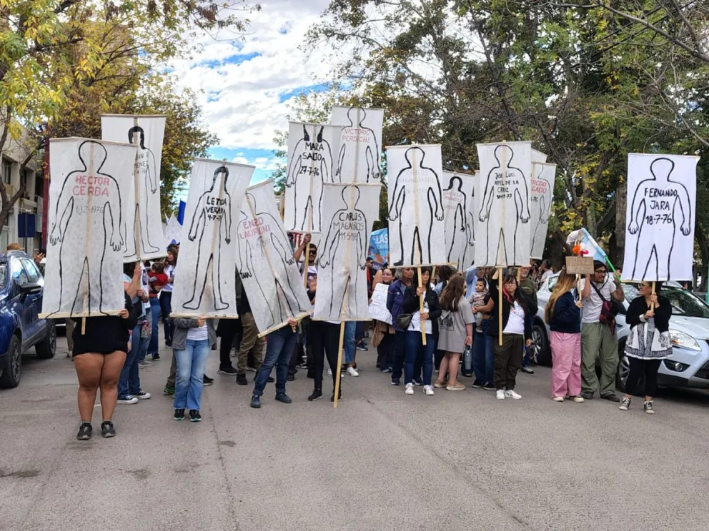 Cipolletti recordó a sus desaparecidos, con un acto en la plaza San Martín y una movilización por las calles céntricas. Foto: Cipo360.