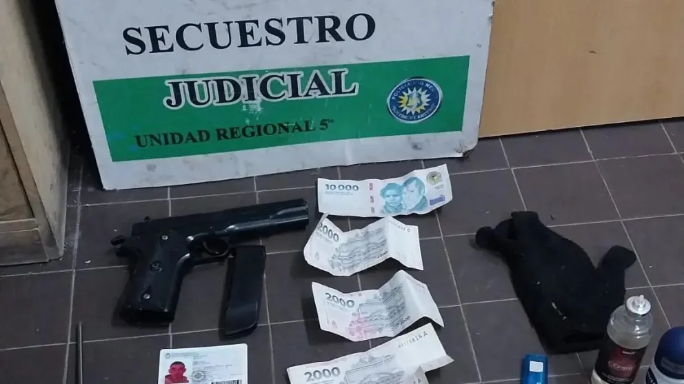 La mujer ocultaba en su bolso una pistola calibre 9 milímetros /imagen gentileza