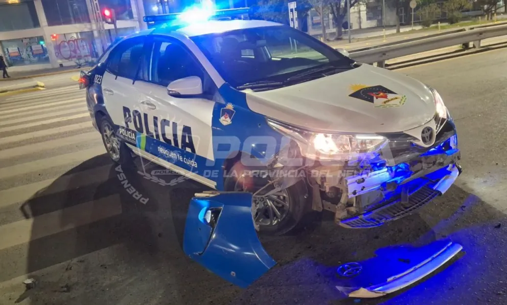El Corsa en fuga chocó contra el patrullero de la comisaría Segunda en Mosconi y Saturnino Torres, cerca del hipermercado. Luego, continuó su huida. Foto: Policía de Neuquén.
