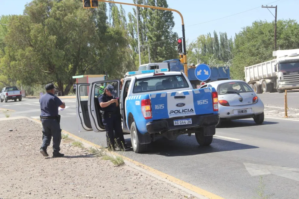 Durante el operativo realizado en Villa Manzano se secuestraron dispositivos electrónicos que serán peritados por la justicia en Viedma. Foto: archivo.