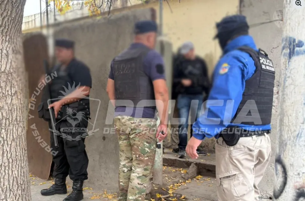 Los allanamientos se realizaron en los barrios Sapere y Confluencia, a ambos lados de los puentes carreteros, en la capital neuquina. Foto: Policía de Neuquén.