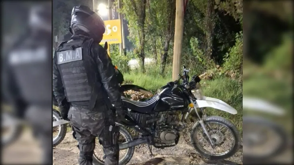 El conductor de la Gilera intentó escapar de un control de tránsito, pero fue interceptado en Espinosa y Mosconi. Foto: Policía de Río Negro.