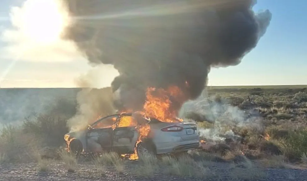 En el peor lugar: el auto se incendió a mitad de camino entre Catriel y Sargento Vidal. Foto: gentileza Catriel25.