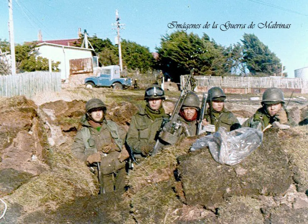 Un grupo de soldados argentinos, en una posición defensiva durante el conflicto de mayo-junio de 1982. Foto: gentileza de Imágenes de la guerra de Malvinas (sitio de Facebook).