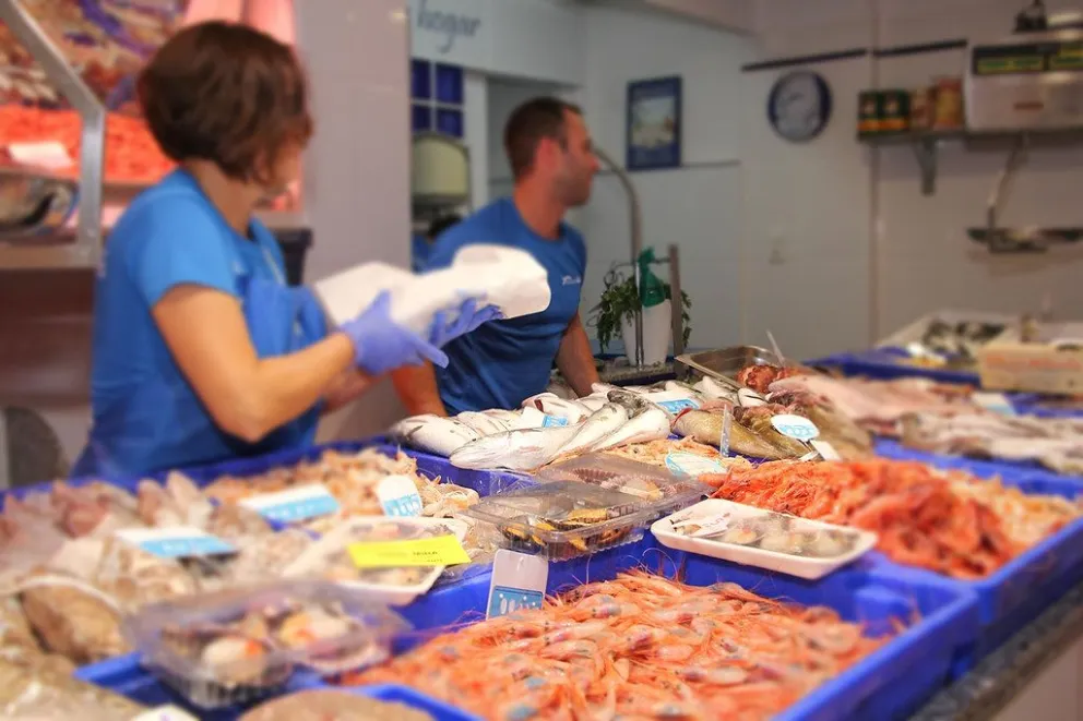 La municipalidad recomendó comprar pescados y mariscos en los lugares habilitados. Foto: archivo.