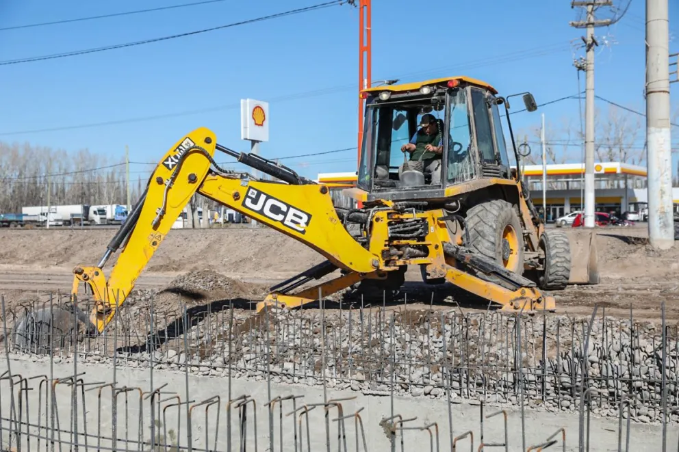 La obra integra el proyecto de remodelación del acceso a la ciudad, con derivadores de tránsito y un nuevo esquema de circulación. Foto: Prensa Municipal.