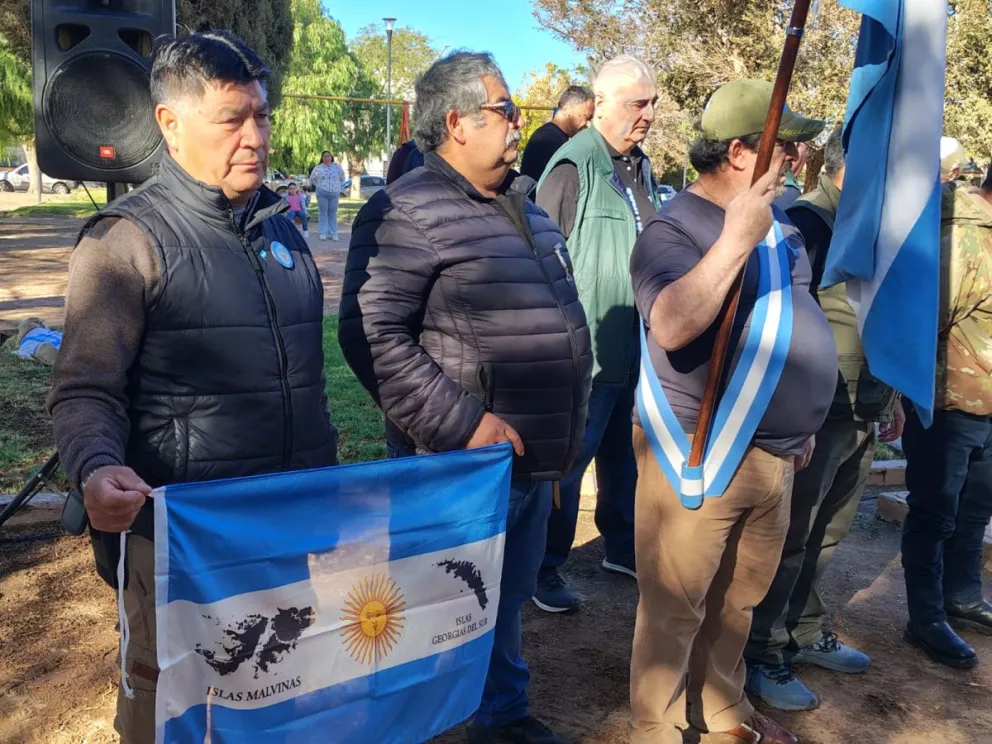 Los veteranos y su compromiso: contar la historia para mantener el reclamo sobre las islas en forma pacífica. Foto: Cipo360.