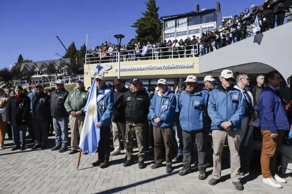 Los veteranos y la comunidad barilochense homenajearon a los caídos en la guerra de Malvinas. Fotos: Eugenia Neme.