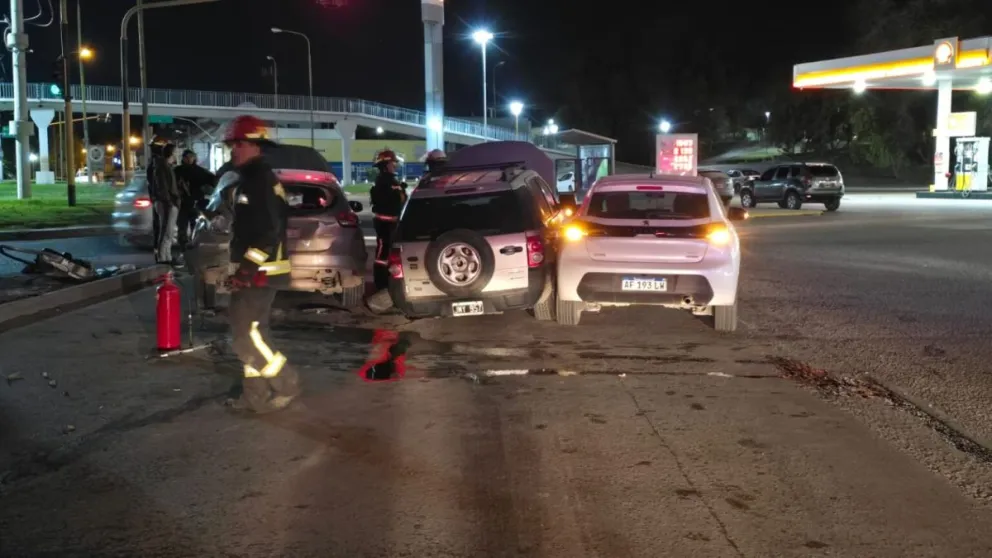 El choque se produjo cerca de las 2 de la madrugada. Tres personas fueron internadas en el Hospital de Centenario. Foto: gentileza Centenario Digital.