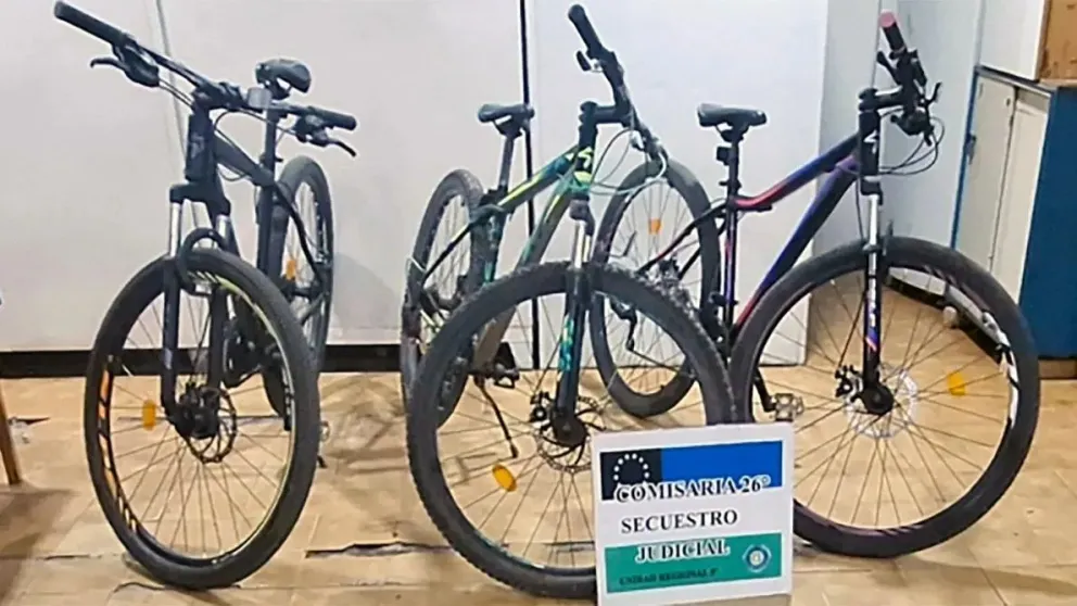 Dos de las bicicletas habían sido robadas en una "entradera", y se investiga el origen de la tercera. Foto: Policía de Río Negro.