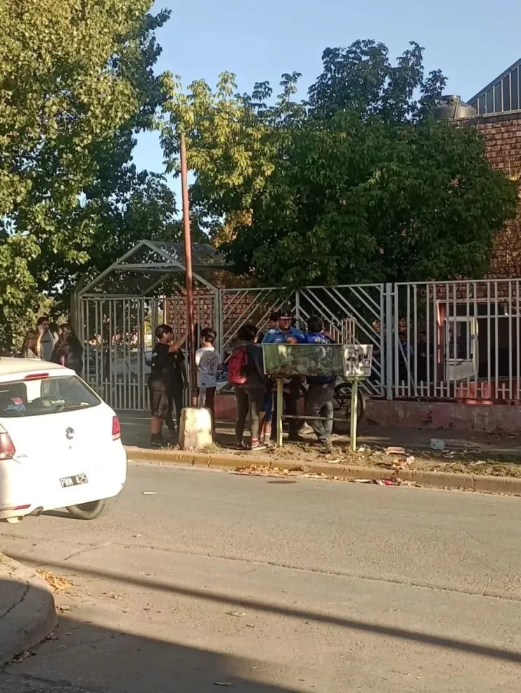 El hombre ingresó al polideportivo con un cuchillo y se atrincheró en el baño. Foto gentileza