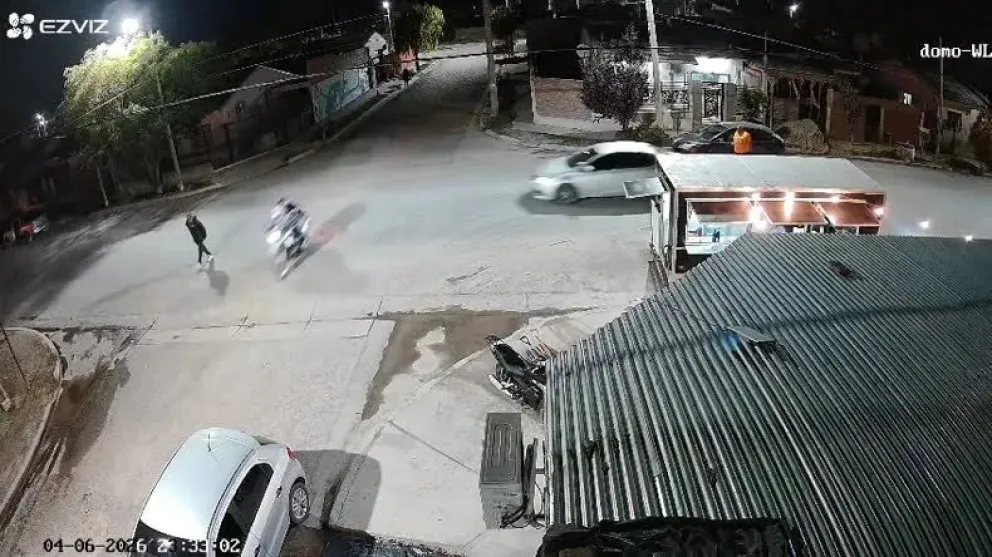 El hecho ocurrió en la intersección de Puerto Deseado y Juez Antonio Garro. Foto captura de video cámaras de seguridad