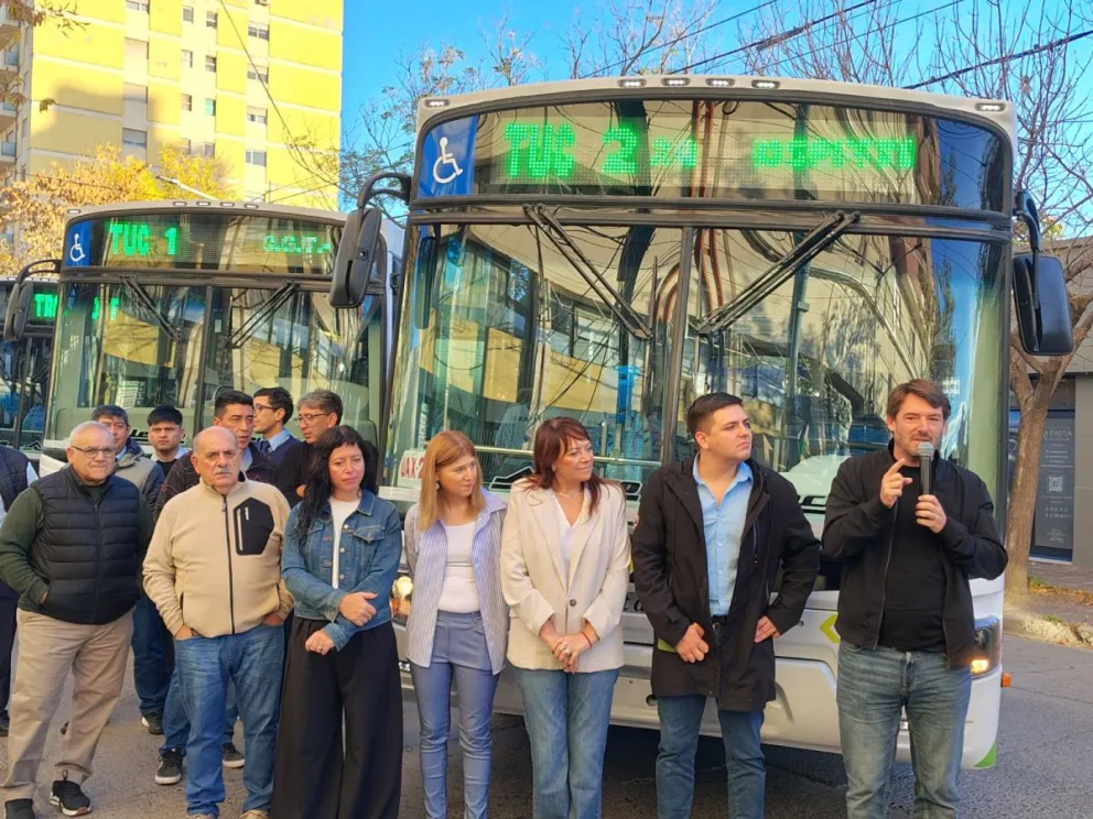 El intendente Buteler presentó formalmente las nuevas unidades que brindarán el servicio de transporte público. Foto: Cipo360.