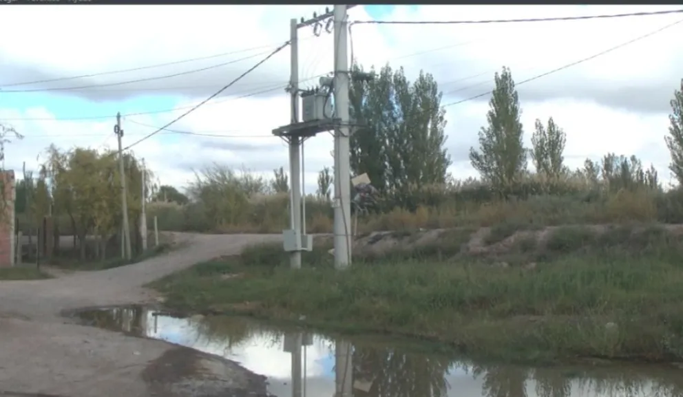 Hay preocupación en el sector por las columnas de electricidad que están rodeadas de agua. Foto Guille Fernández