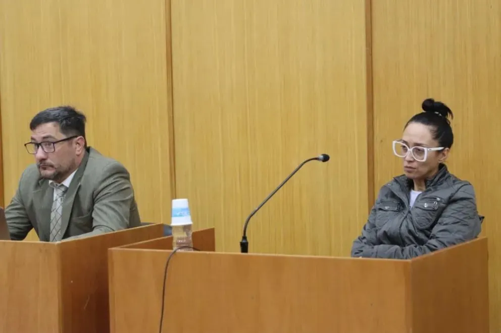 La mujer recuperó la libertad tras la audiencia en Tribunales de Roca, pero seguirá bajo control judicial con tobillera electrónica mientras avanza la investigación. Foto: Tania Domenicucci-AnR