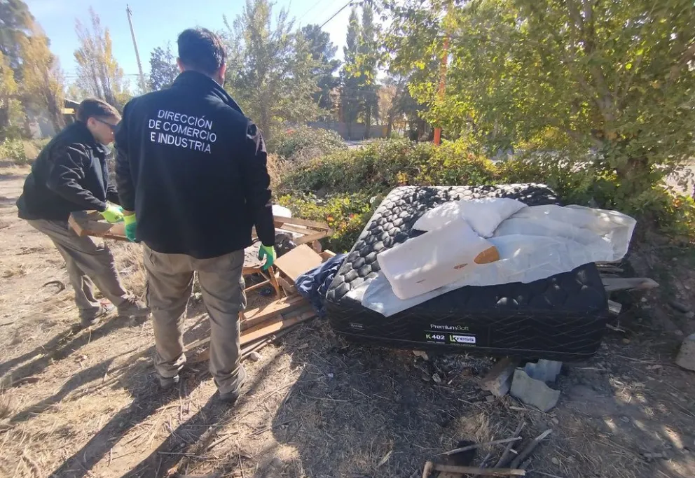 El improvisado refugio: los vecinos denunciaron molestias de gente que llegaba "para consumir drogas". Foto: Prensa Municipal.