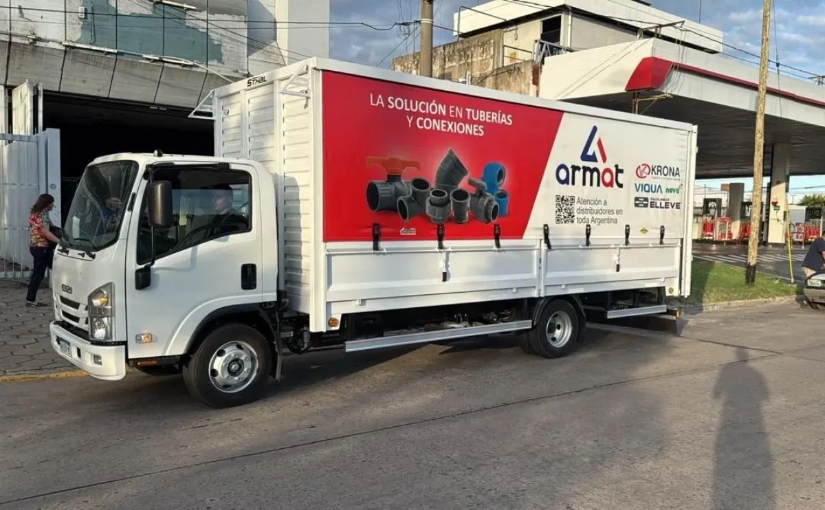 El cami&oacute;n promocional acompa&ntilde;a la presencia de Armat en Neuqu&eacute;n como parte de su despliegue comercial regional. Foto: gentileza
