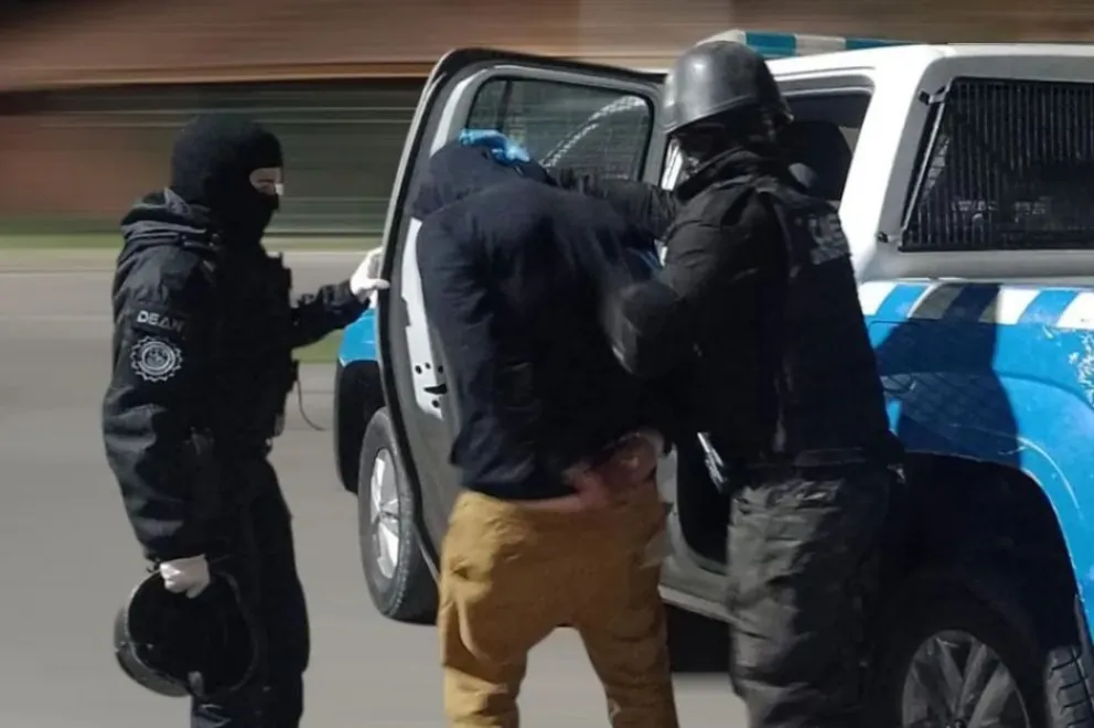 El sujeto quedó detenido. Se le encontraron dos armas de fuego en el utilitario y está imputado de provocar lesiones a su expareja. Foto: archivo.