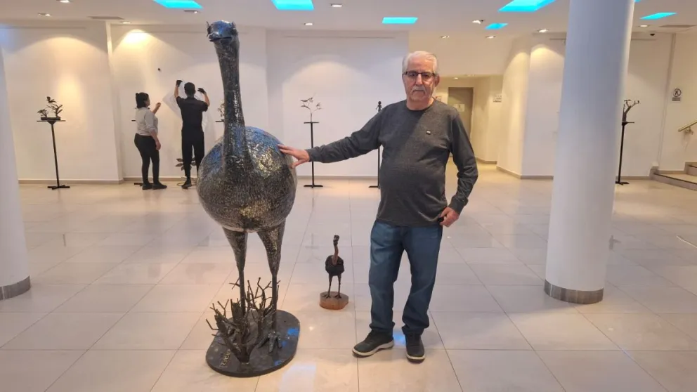 Raúl Dominguez expone en el hall del Complejo Cultural, una obra que quedará en exhibición por varios meses para disfrutar. Foto Daniela Luján para Cipo360