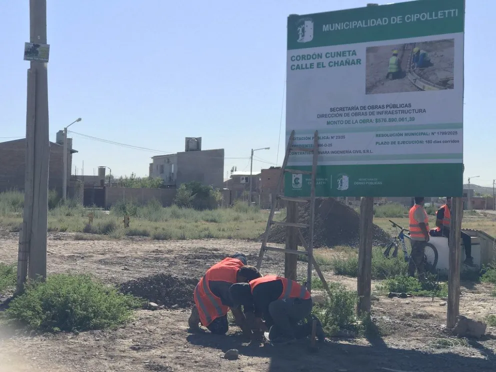 El cordón cuneta va tomando forma en el Distrito Vecinal. Foto: Prensa Municipal.
