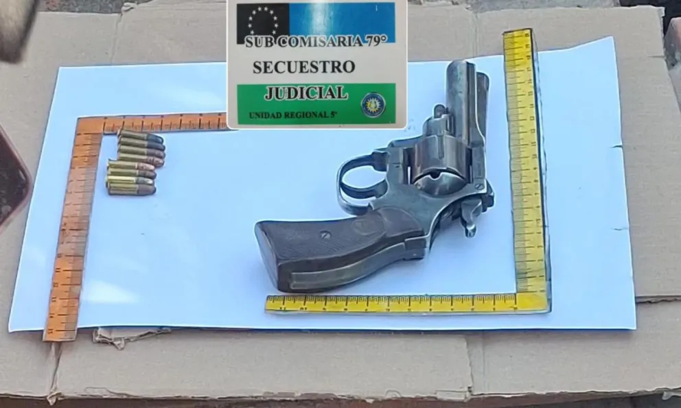 El revolver calibre 22 fue secuestrado; la pericia determinará si está en condiciones de disparar. Foto: Policía de Río Negro.