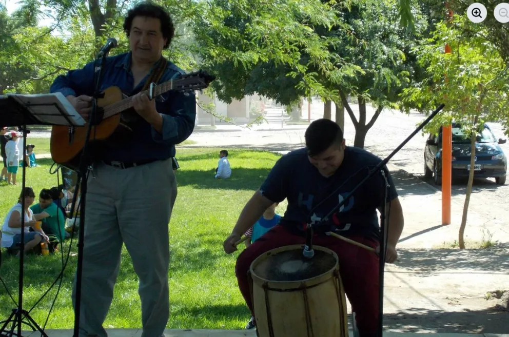 El folklorista Antonio Martínez (izquierda) atraviesa un grave problema de salud y necesita operarse en forma urgente.