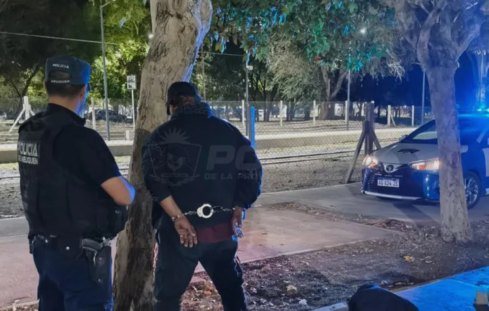 El sujeto fue detenido durante la madrugada en el Parque Central. Foto: Policía de Neuquén.