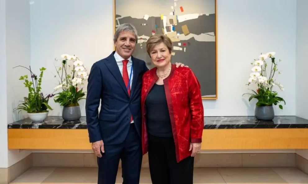 Luis Caputo junto a Kristalina Georgieva.