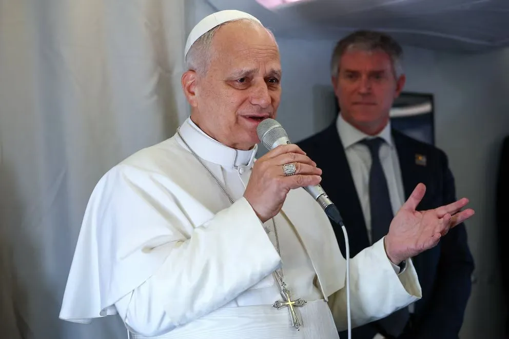 El papa León XIV en diálogo con la prensa a bordo de su vuelo hacia Camerún.
